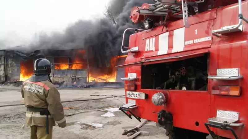 Гаражи и частный дом полыхают на юге Сахалина
