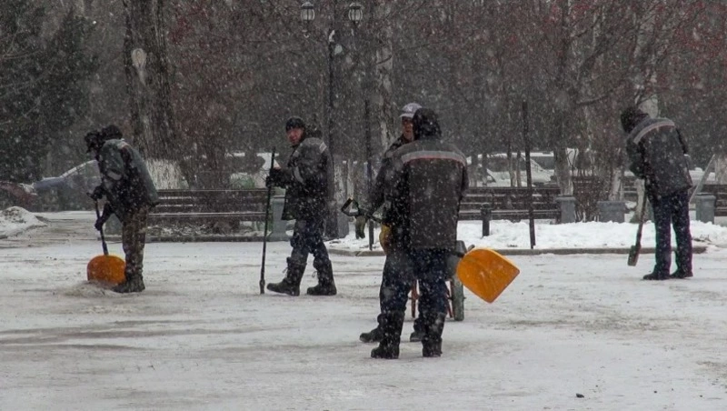 Мэр Южно-Сахалинска пригрозил УК штрафами за некачественную очистку города от гололедицы