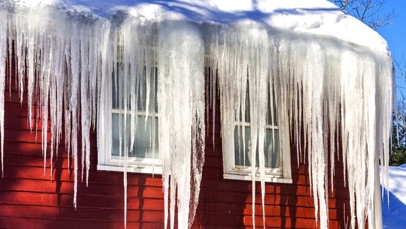 Жителям Сахалина напомнили о правилах поведения при падении сосулек