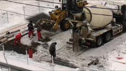 Сахалинские дорожники топили снег горелкой, чтобы залить во дворе бетон