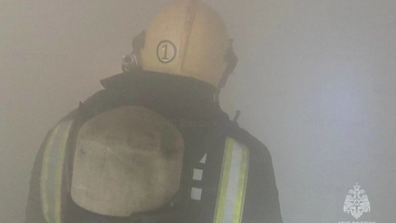 Мусор в расселенной квартире потушили пожарные в Охе