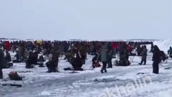 Рыбаки Сахалина массово вышли на лед в Стародубском несмотря на опасность