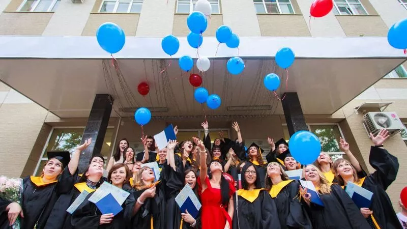 Трое студентов СахГУ получили премию президента