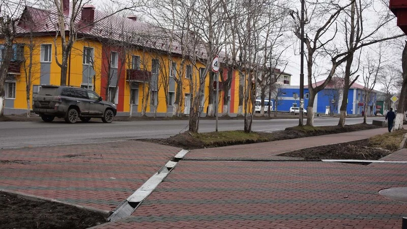 В Углегорске провалился новый тротуар, который уложили в ноябре на улице Победы