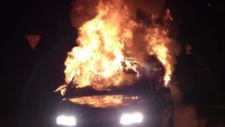 Пожарные потушили автомобиль в Южно-Сахалинске вечером 1 декабря