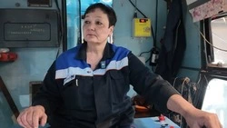 «Мужчины здесь не держатся»: крановщица с Сахалина сломала стереотип о «неженской» профессии