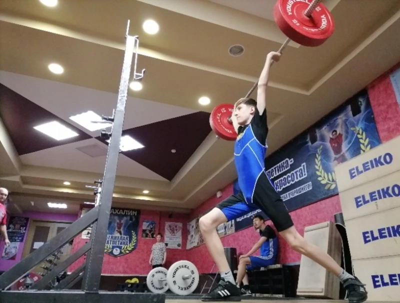 Юных кикбоксеров и тяжелоатлетов ждут в спортшколе «Кристалл» в Южно-Сахалинске