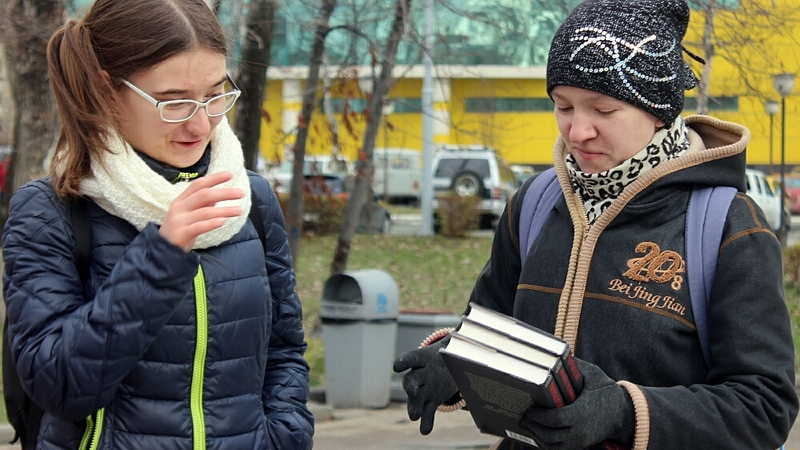 Шкаф с книгами поставили в сквере Пограничников Южно-Сахалинска