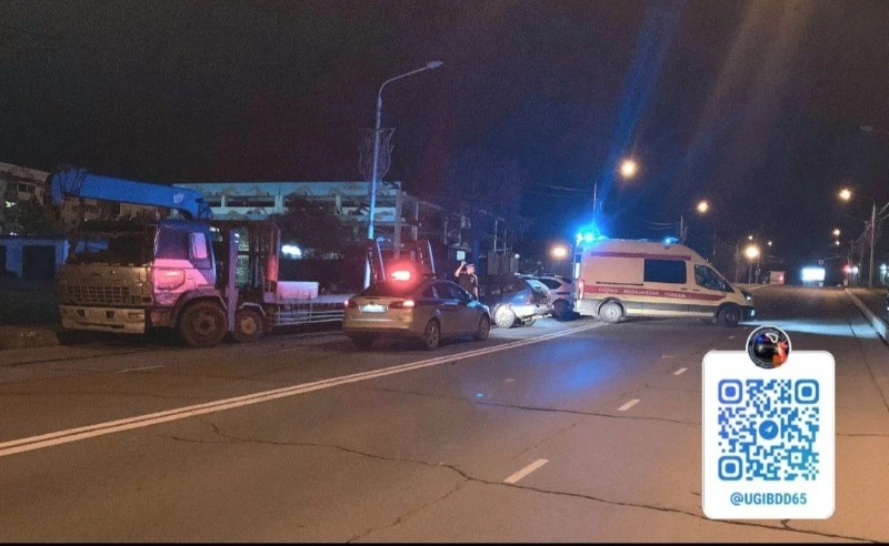 Не справился с управлением: в ГАИ рассказали подробности ДТП с участием фуры в Южно-Сахалинске