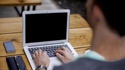 Только треть россиян не отвлекаются на разные дела во время удаленки — опрос