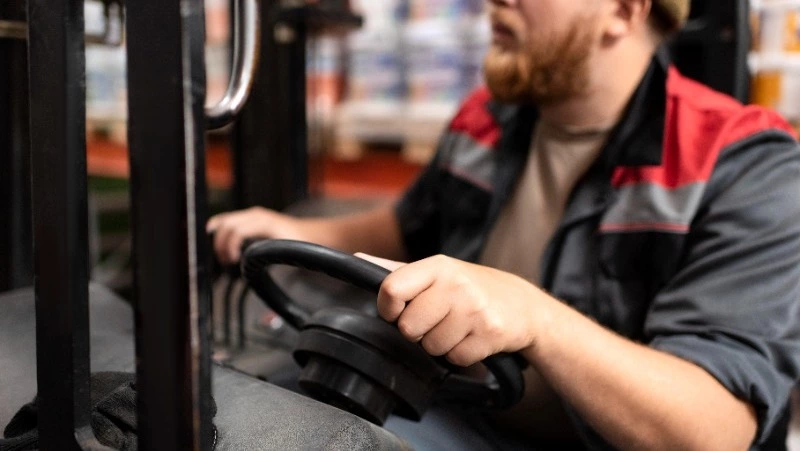 На Сахалине самую высокую зарплату предлагают грузчику-механизатору