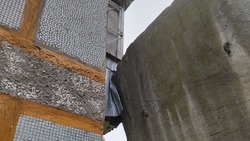 Подпорная стена упала на жилой дом и смяла балкон в Долинском районе