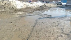 Полоса препятствий из жижи и глины: жители Южно-Сахалинска жалуются на подход к остановке