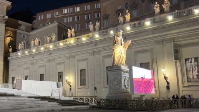 Первый дым — черный: в Ватикане не смогли выбрать нового Папу