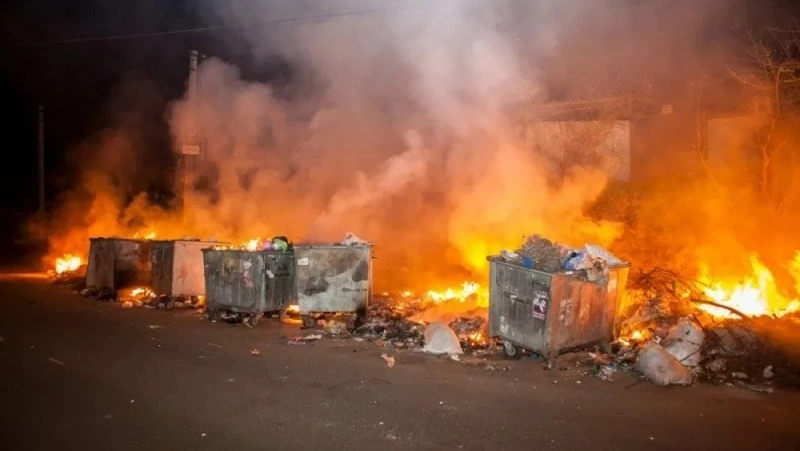 Пожарные потушили мусорный бак в Александровске-Сахалинском