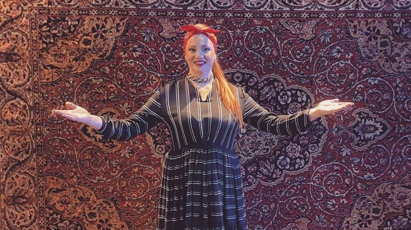 «Фотозона девяностых». Сахалинка записала хит про бабушкин ковер