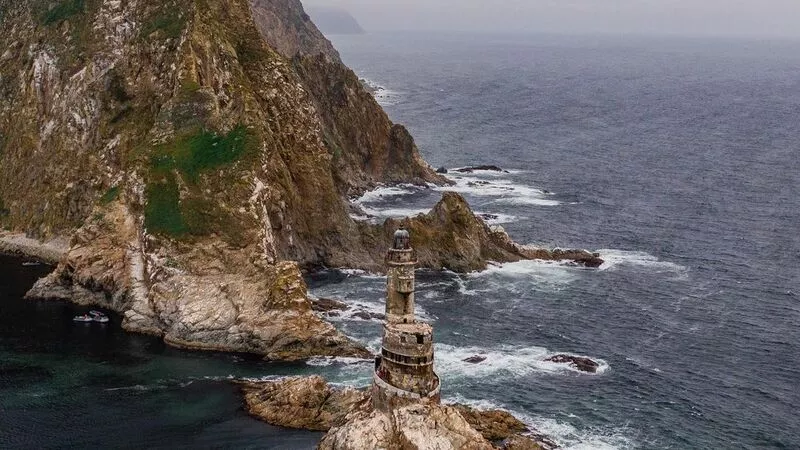 В поисках заброшенных зданий тревел-блогеры доплыли до маяка Анива