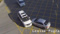 Автомобиль остался без фары из-за неудачного поворота в Южно-Сахалинске