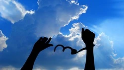 Житель Холмска, который чуть не похитил женщину, будет ездить на допросы из СИЗО