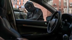 Житель Поронайска угнал машину своей соседки, проехал по городу и вернул на место