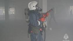 Семь человек тушили бесхозное здание посреди ночи в Корсакове