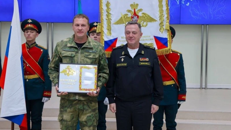 Замдиректора филиала Центра «ВОИН» в Сахалинской области вручили Почетную грамоту Министра обороны