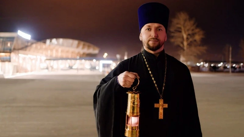 В аэропорту Южно-Сахалинска встретили Благодатный огонь