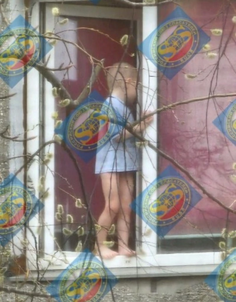 Ребенка 5 лет сняли с открытого окна в Южно-Сахалинске днем 29 апреля