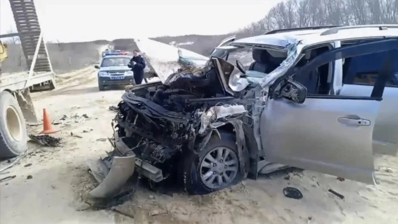 Пять человек пострадали в ДТП с большегрузом в Ногликском районе 