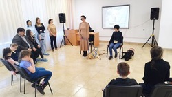  В Сахалинской областной библиотеке для слепых детям рассказали о работе собак-поводырей 