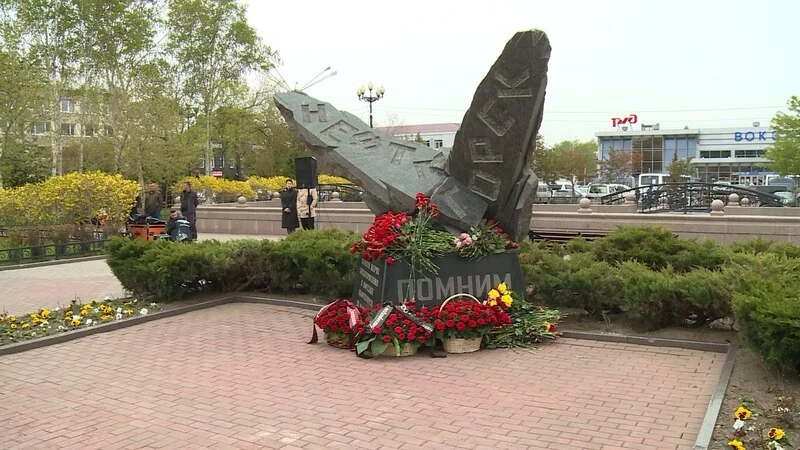 "Работали сутками, чтобы кого-то спасти". На островах почтили память погибших в Нефтегорске