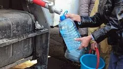 Жителям затопленных улиц Шахтерска начали подвозить воду