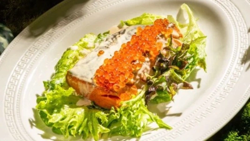 Нежная горбуша в сливках с красной икрой: быстрый и эффектный рецепт от сахалинского шеф-повара