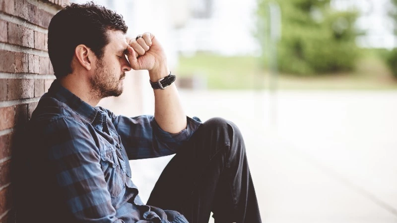 Жителя Смирных будут судить за кражу почти пяти тысяч рублей с карты собутыльника