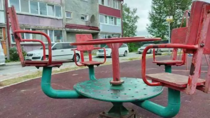 Гвозди, грязь и строительный хлам. Островитяне показали жуткие дворы Сахалина