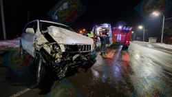 Спасатели вытащили пострадавших из автомобиля после жесткого ДТП в Южно-Сахалинске