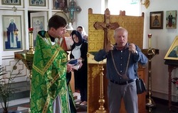 Известный реставратор подарил раритетный крест церкви в Курильске