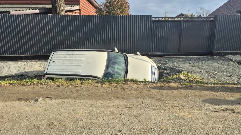 Honda CR-V улетела в кювет в районе «Шанхая» в Южно-Сахалинске