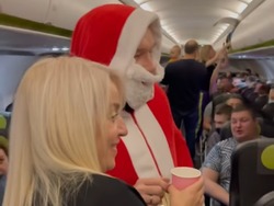 Лучший дальневосточный блогер в костюме Деда Мороза поздравил летевших в Таиланд пассажиров 