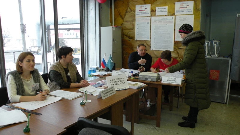 На участке №294 Южно-Сахалинска в первые минуты проголосовало несколько человек