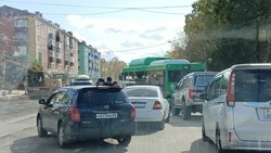 Два автомобиля Toyota не поделили дорогу у рынка «Техник» в Южно-Сахалинске