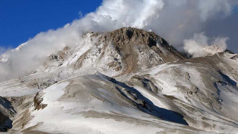 Вулкан Эбеко выбросил пепел на высоту небоскреба