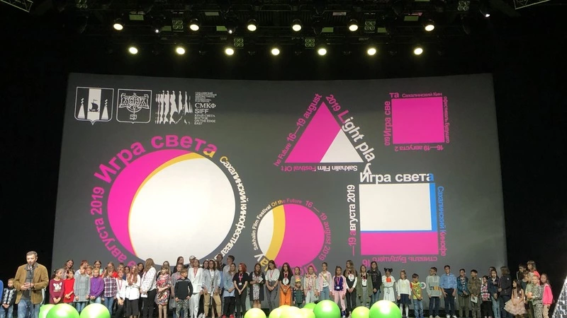На открытии фестиваля «Игра света» дети рассказали о планах по захвату мира