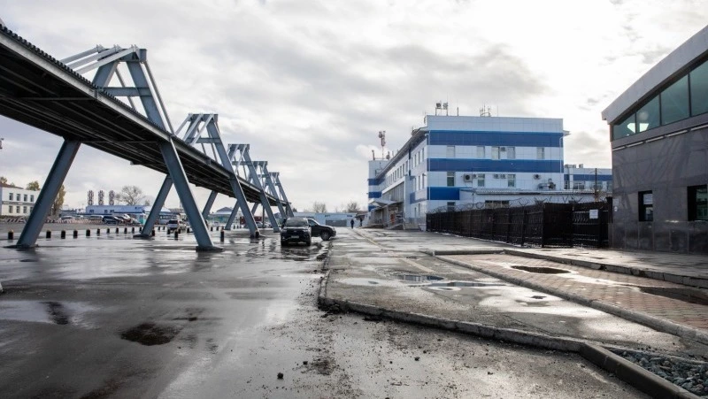 Парковку в новом аэропорту  обустроят до конца года