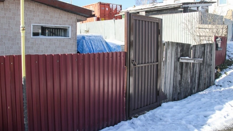 Семье мобилизованного жителя Корсакова заменили калитку во дворе дома