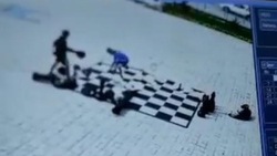 В Дальнем ищут вандалов, разгромивших шахматные фигуры во дворе школы
