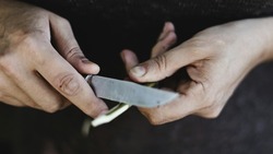 В Холмске будут судить мужчину, который угрожал ножом случайному знакомому
