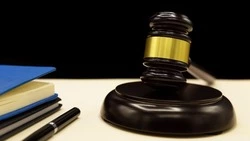 Сахалинец не смог отсудить полный ущерб за разбитую снегом машину