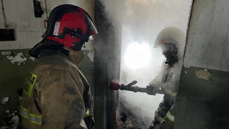 Тело мужчины обнаружили при пожаре в квартире в Охе