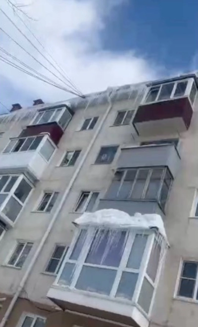 Южносахалинка пожаловалась на огромные сосульки на пятиэтажке на Поповича